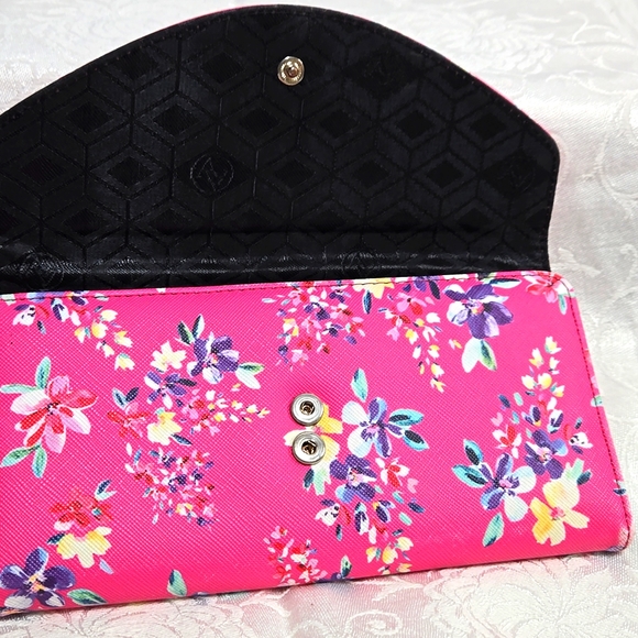 Adrienne Vittadini. Floral Pink. Clutch Wallet. - Picture 7 of 10